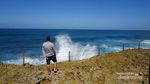 Dahsyatnya Deburan Ombak Pantai Banyu Tibo