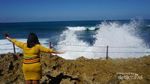 Dahsyatnya Deburan Ombak Pantai Banyu Tibo