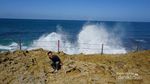Dahsyatnya Deburan Ombak Pantai Banyu Tibo