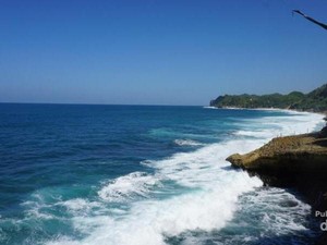 Dahsyatnya Deburan Ombak Pantai Banyu Tibo