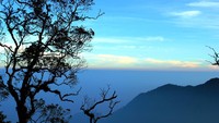 Pemandangan dari atas puncak Gunung Burangrang