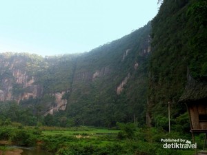 Dahsyatnya Tebing Vertikal di Lembah Harau
