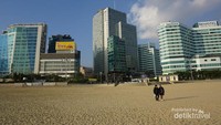 Pembangunan pesat di pesisir pantai Haeundae menjadi daya tarik tersendiri kala berdampingan dengan lautan pasir pantai.
