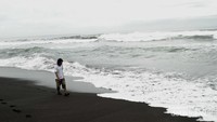 Menyusuri Pantai Kuwaru