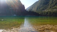 Five Flower Lake  , efek dari tanaman air dan berbagai partikel memberikan 5 warna pada danaunya.