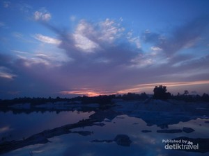 Danau Bekas Galian Tambang di Belitung Punya Sunrise Menawan