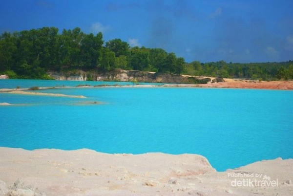 Danau Biru Bintan di tengah gunung pasir