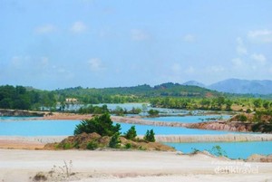 Danau Biru di Pulau Bintan, Warnanya Menakjubkan