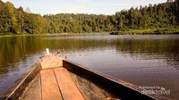 Menyusuri danau naik perahu