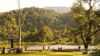 Wisatawan menikmati Situ Gunung