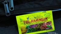 Saat jalan-jalan, selalu sediakan Tolak Angin di dalam tas
