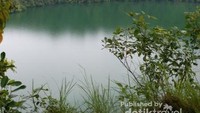Gunung Gamalama bisa terlihat dari danau ini