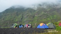 Tenda-tenda di bibir Danau Galunggung