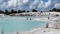 Anak-anak kecil yang berenang di danau
