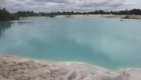 Warna air yang biru cerah membuat danau ini menjadi indah