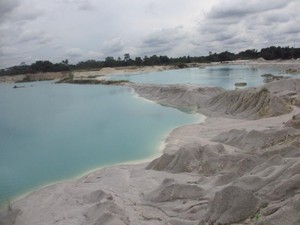 Danau Kaolin, si Biru dari Belitung