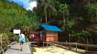 Dermaga menuju puncak Danau Cinta Karawapop