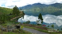 Saat cuaca cerah danau pun terlihat cantik