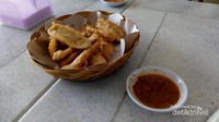 Menikmati pisang goreng yang hangat di tengah pemandangan danau yang indah adalah salah satu hal yang dapat dilakukan pengunjung di sini.