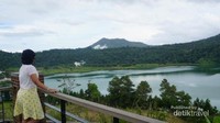 Dari restoran yang berada tak jauh dari danau , kita dapat menikmati keindahan danau.