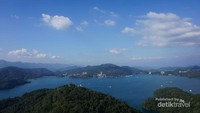 Pemandangan Sun Moon Lake dari Xiangshan Visitor Center