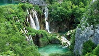 Danau Plitvice (Sumber: amazingtourismtraveling.com)