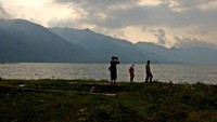 Menikmati senja di danau