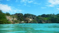 Air payau di Danau Weekuri sangat segar, bening, dan jernih