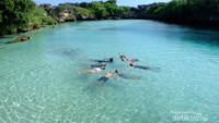 Menikmati biru dan segarnya Danau Weekuri di Sumba
