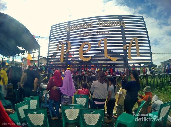 landmark desa wisata Pela. disini Pusat kegiatan wisata desa pela seperti festival Danau Semayang.