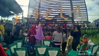 landmark desa wisata Pela. disini Pusat kegiatan wisata desa pela seperti festival Danau Semayang.