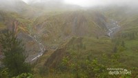 Jalur menuju Danau Tanralili yang didominasi bukit