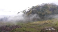 Bukit hijau dan berkabut