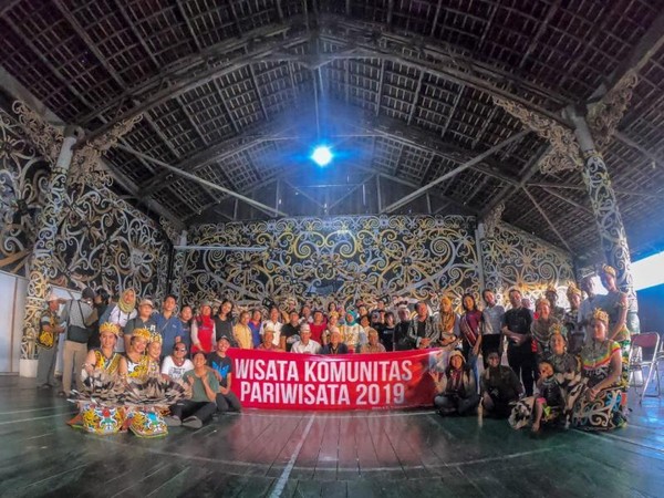 Foto bersama seluruh komunitas pariwisata kalimantan timur di Lamin Pemung Tawar Desa Adat Lekaq Kidau, Sebulu, Kutai Kartanegara. Foto bersama seluruh komunitas pariwisata kalimantan timur di Lamin Pemung Tawar Desa Adat Lekaq Kidau, Sebulu, Kutai Kartanegara.