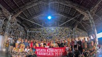 Foto bersama seluruh komunitas pariwisata kalimantan timur di Lamin Pemung Tawar Desa Adat Lekaq Kidau, Sebulu, Kutai Kartanegara.