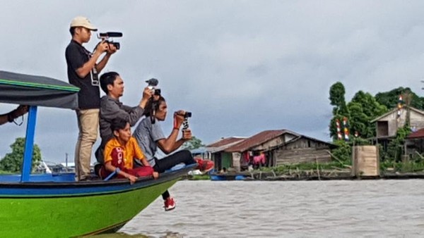 Kegiatan memburu foto pesut mahakam yang banyak hilir mudik di sungai desa Pela yang menghubungkan antara Danau Semayang dan Sungai Mahakam. Kegiatan memburu foto pesut mahakam yang banyak hilir mudik di sungai desa Pela yang menghubungkan antara Danau Semayang dan Sungai Mahakam.