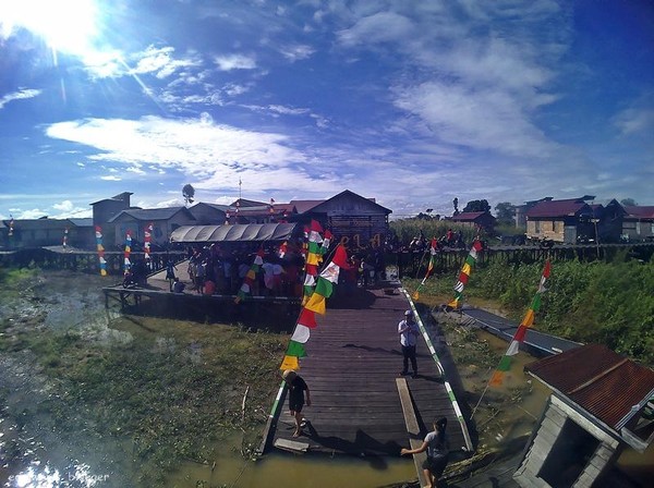 Landmark desa wisata Pela yang menjadi pusat kegiatan festival Danau Semayang. jangan lewatkan berfoto dan berwisata di desa pela yang indah.