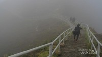 Tangga menuju puncak Gunung Kelimutu