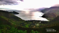 Danau Toba terlihat seperti lukisan dari ketinggian
