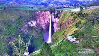 air terjun sipiso-piso juga dapat dinikmati di tongging