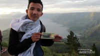 Kalau traveler ke sana jangan lupa berfoto dengan latar Danau Toba di titik ini ya!
