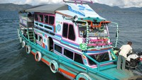 Salah satu boat penyeberangan ke Pulau Samosir