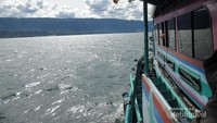 Mengarungi danau ini seperti mengarungi lautan