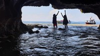 Gua di pinggir laut, sebagai jalan utama menuju Danau Tobelo