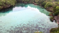 Air danau begitu jernih