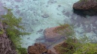 Pasir putih di dasar danau