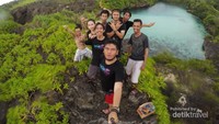 Bersama teman-teman menikmati Danau Weekuri
