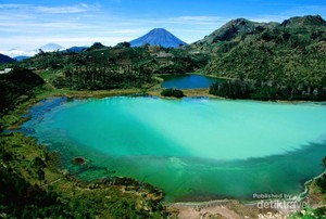Danau yang Warna Airnya Bisa Berubah-Ubah Ada di Dieng
