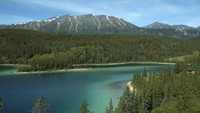 Danau Zamrud (sumber: triptourism.com)