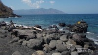 Berenang di pantai yang masih alami